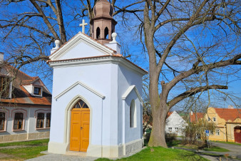 Opravené kapli v Černicích požehná o Velikonocích plzeňský biskup
